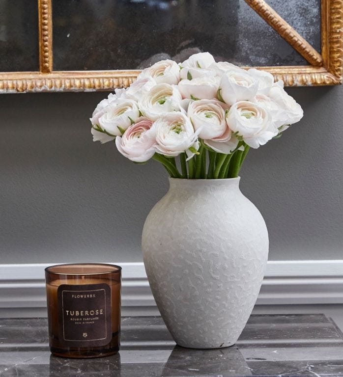 25 stems of Ballet Slippers Italian Ranunculus in a Small Mayfair Vase Blanc